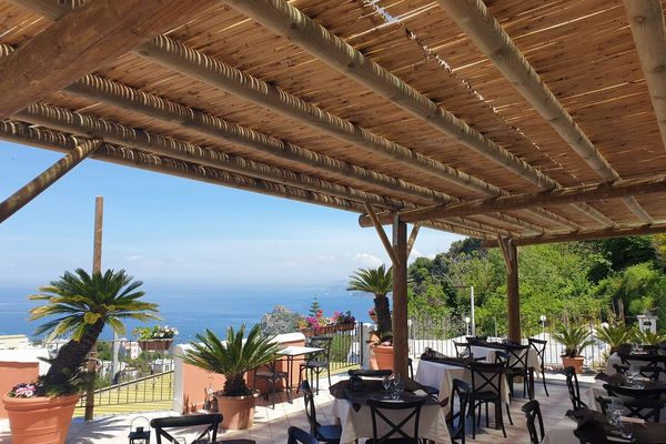 Il coniglio all'ischitana, piatto simbolo della cucina di Ischia
