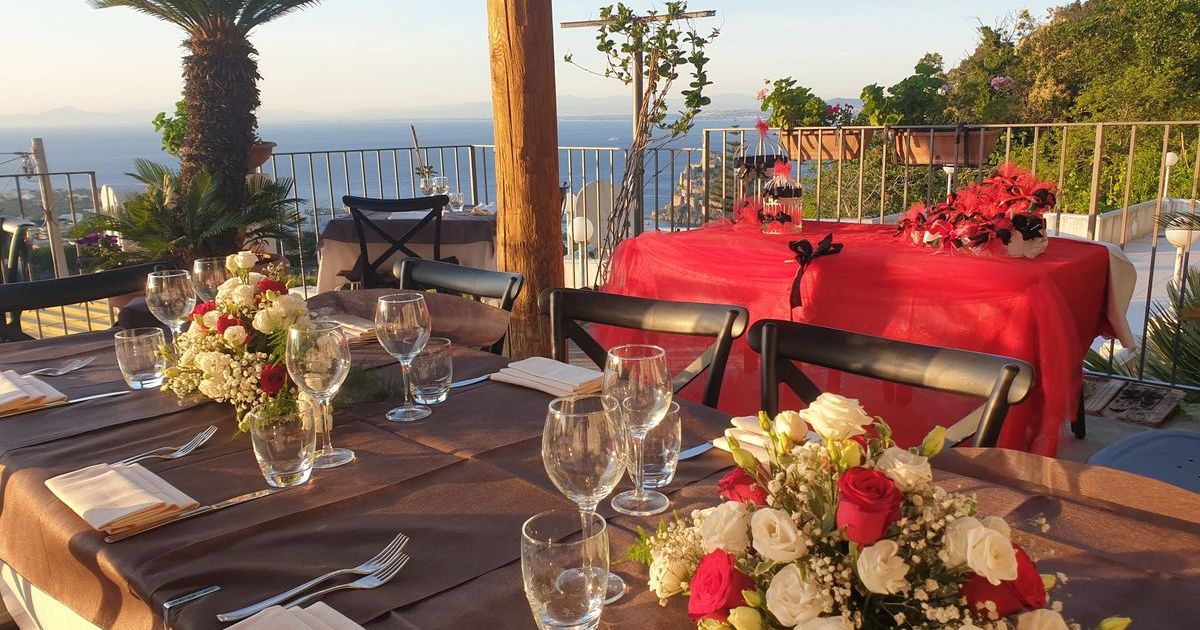 Piatto di coniglio all'ischitana, tradizione gastronomica dell'isola d'Ischia