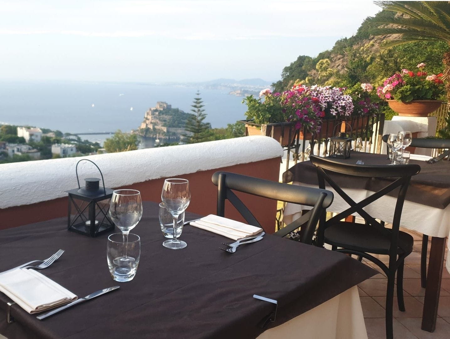 Cena con vista mare nella terrazza panoramica del Nascondiglio dell'Amore a Ischia
