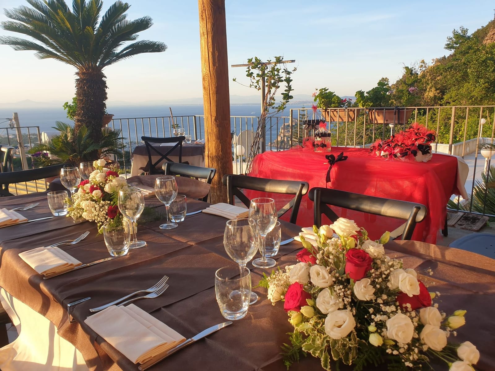 Vigneti terrazzati di Ischia con i tipici muretti a secco e vista sul mare
